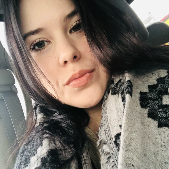 Meet your Posher, Nicole - Picture 2 of 2